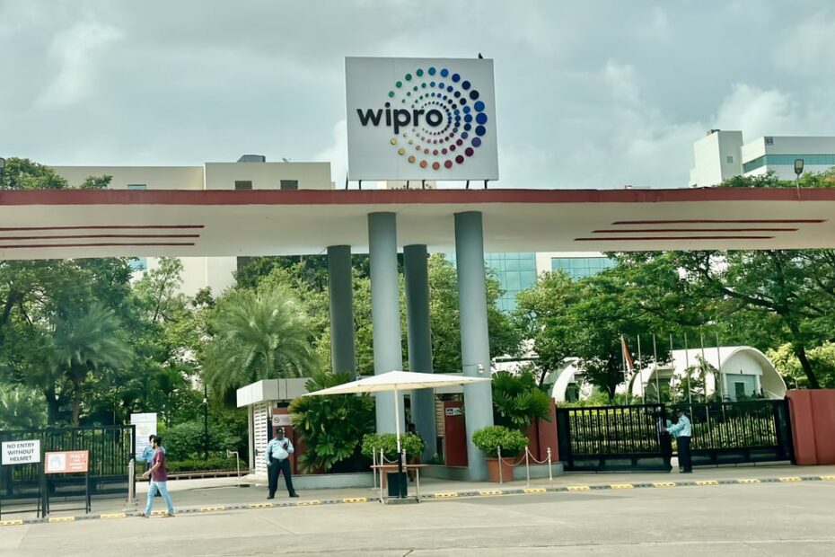 Associate analyst job at wipro